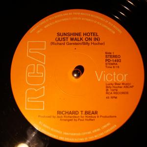 Single Cover Richard T. - Sunshine Hotel (just Walk On In) Bear